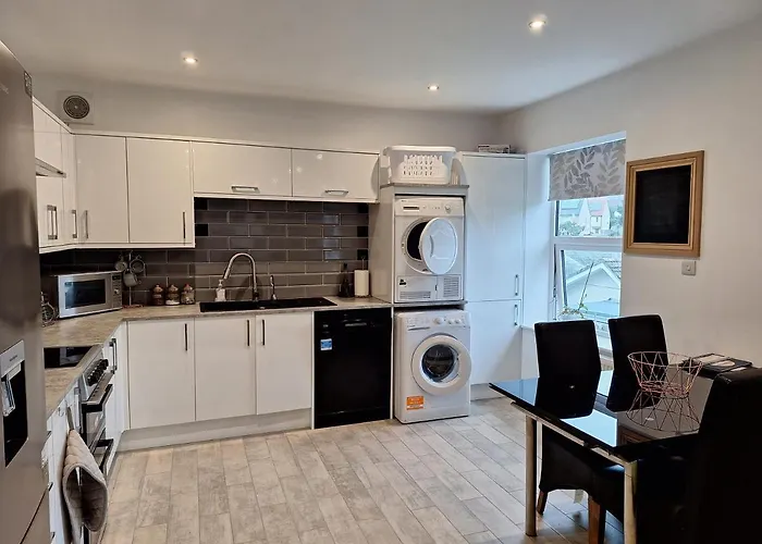 Spacious, Modern First Floor Flat Near Beach And Ferry