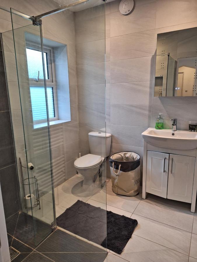 Spacious, Modern First Floor Flat Near And Ferry