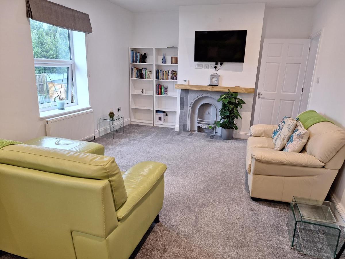 Spacious, Modern First Floor Flat Near And Ferry