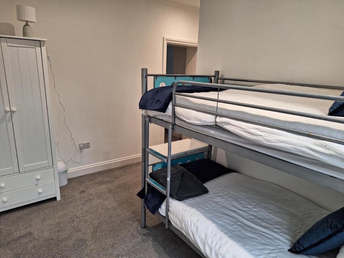 Spacious, Modern First Floor Flat Near And Ferry